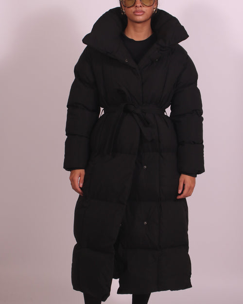 Elegant lång dunjacka i svart med midjebälte – värme möter stil