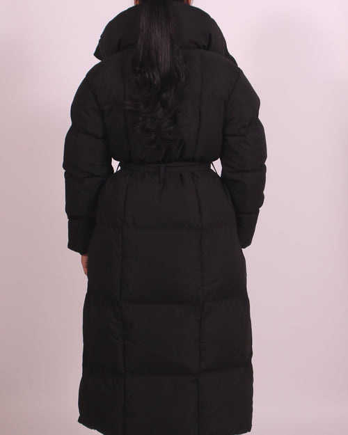 Elegant lång dunjacka i svart med midjebälte – värme möter stil