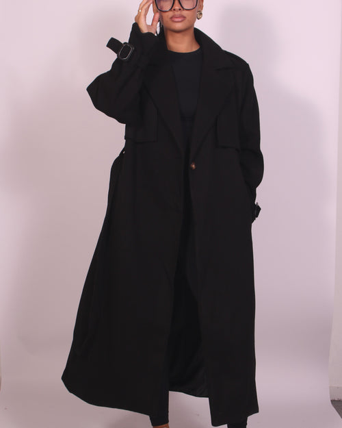 Minimalistisk lång svart kappa – ett kraftfullt statement i enkelhet