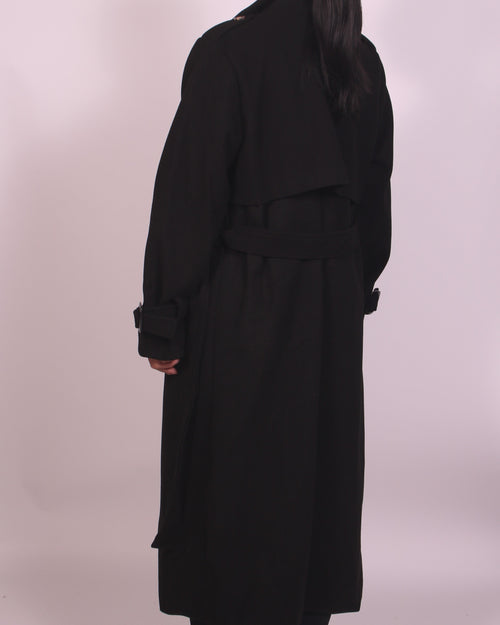 Minimalistisk lång svart kappa – ett kraftfullt statement i enkelhet