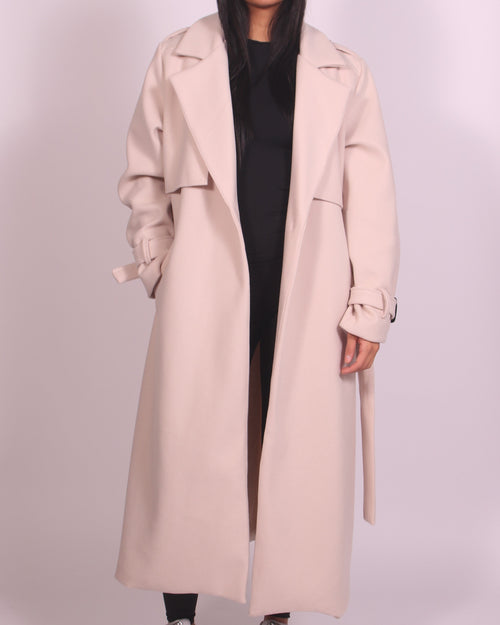 Elegant lång kappa i beige med mjuk silhuett – tidlös stil för varje dag