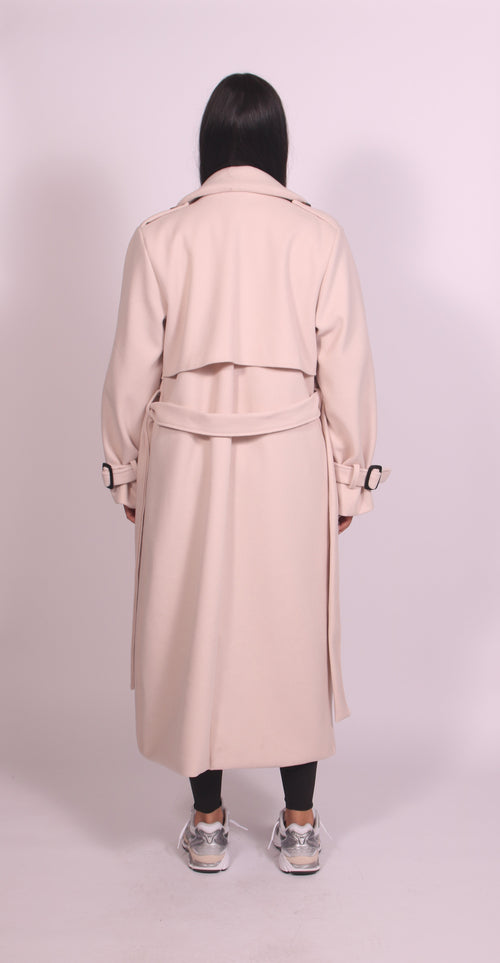 Elegant lång kappa i beige med mjuk silhuett – tidlös stil för varje dag