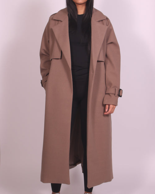 Elegant lång kappa i beige med mjuk silhuett – tidlös stil för varje dag