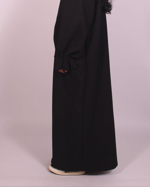 Elegant lång svart klänning med avslappnad silhuett – enkel stil för varje dag