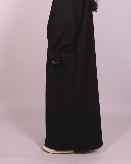 Elegant lång svart klänning med avslappnad silhuett – enkel stil för varje dag