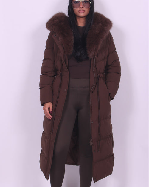 Elegant lång dunjacka i svart med midjebälte – värme möter stil