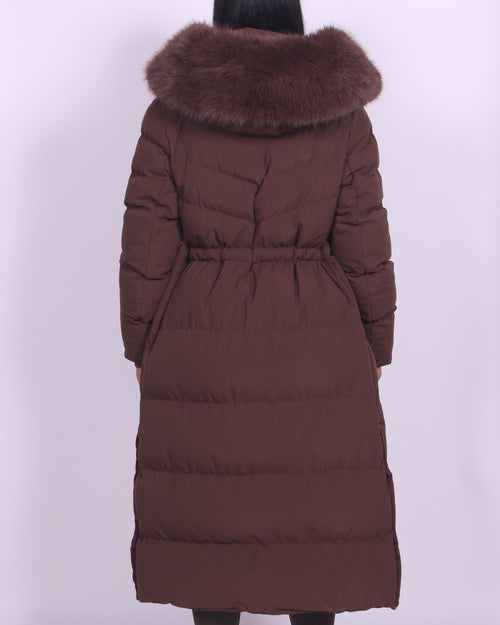 Elegant lång dunjacka i svart med midjebälte – värme möter stil