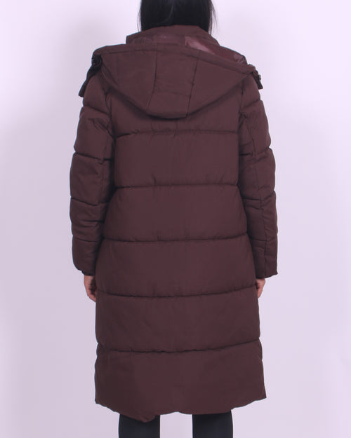 Elegant lång dunjacka i svart med midjebälte – värme möter stil