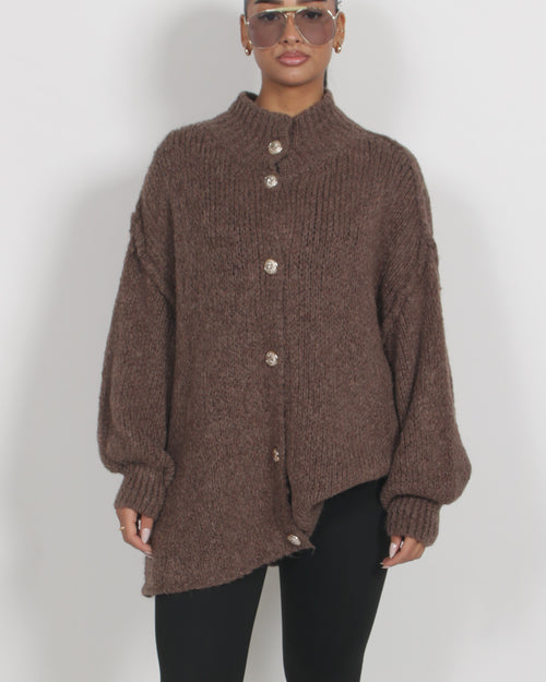 Mörk stickad kofta med markerad struktur – avslappnad styrka i svart