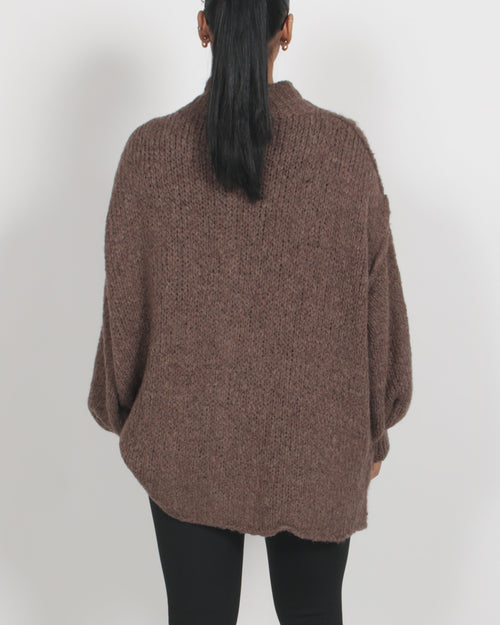 Mörk stickad kofta med markerad struktur – avslappnad styrka i svart