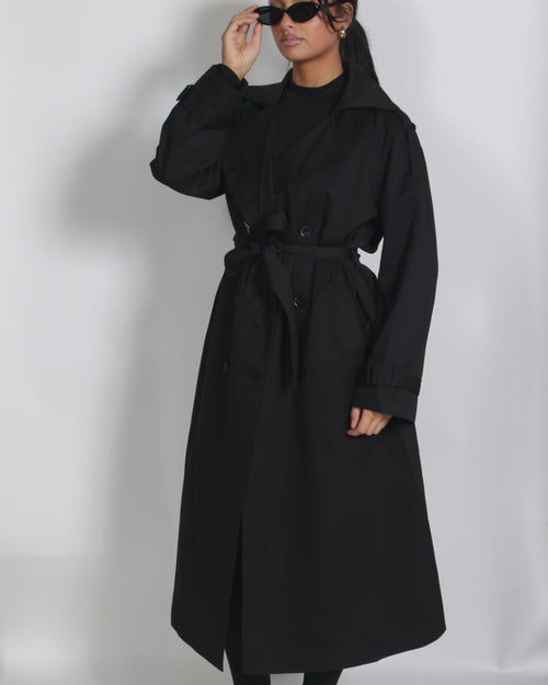 Elegant lång trenchcoat i svart med midjebälte – tidlös stil för varje dag