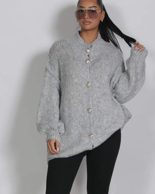 Mörk stickad kofta med markerad struktur – avslappnad styrka i svart