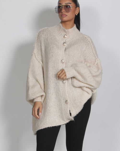 Mörk stickad kofta med markerad struktur – avslappnad styrka i svart